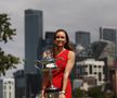 Elena Rybakina cu trofeul de la Australian Open Foto: Guliver/GettyImages
