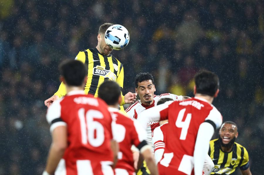 Varga înscrie cu capul, din centrarea lui Răzvan Marin / Foto: Imago Patronul lui Răzvan Marin a sprintat spre gazon, după un derby decis de penalty-ul din minutul 90+16: „A fost Vestul Sălbatic. L-a atacat pe antrenor!”