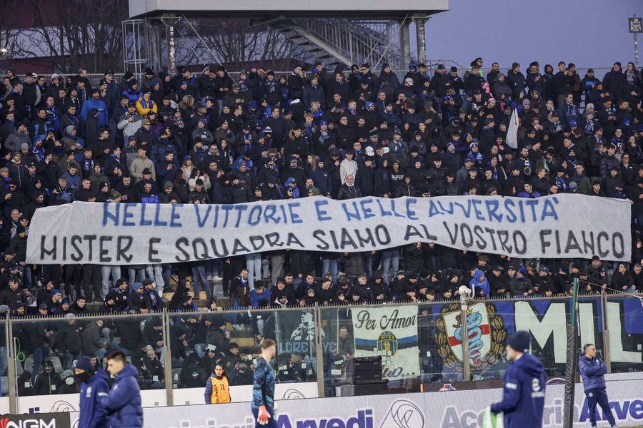 Petarda a fost aruncată din sectorul în care fanii lui Inter au afișat mesajul „la victorii și în momentele dificile suntem alături de antrenor și de echipă” / Foto: Imago Suporterul lui Inter care a aruncat petarda și-a pierdut 3 degete și va fi arestat!