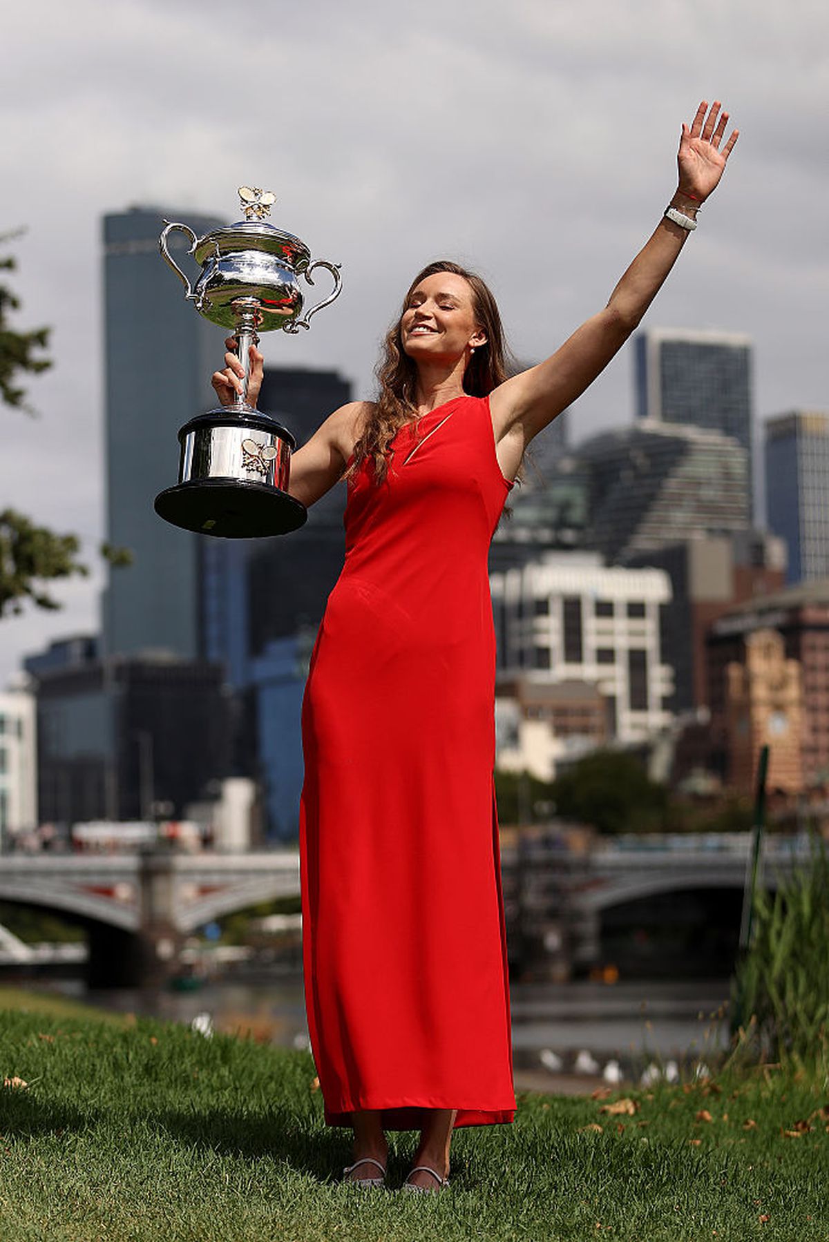 Elena Rybakina, „Lady in Red” la Antipozi » Ședință foto cu trofeul de la Australian Open