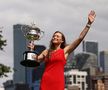 Elena Rybakina cu trofeul de la Australian Open Foto: Guliver/GettyImages
