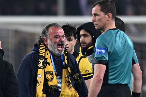 Patronul lui AEK, Marios Iliopoulos, țipă la arbitrul Danny Makkelie / Foto: Imago
