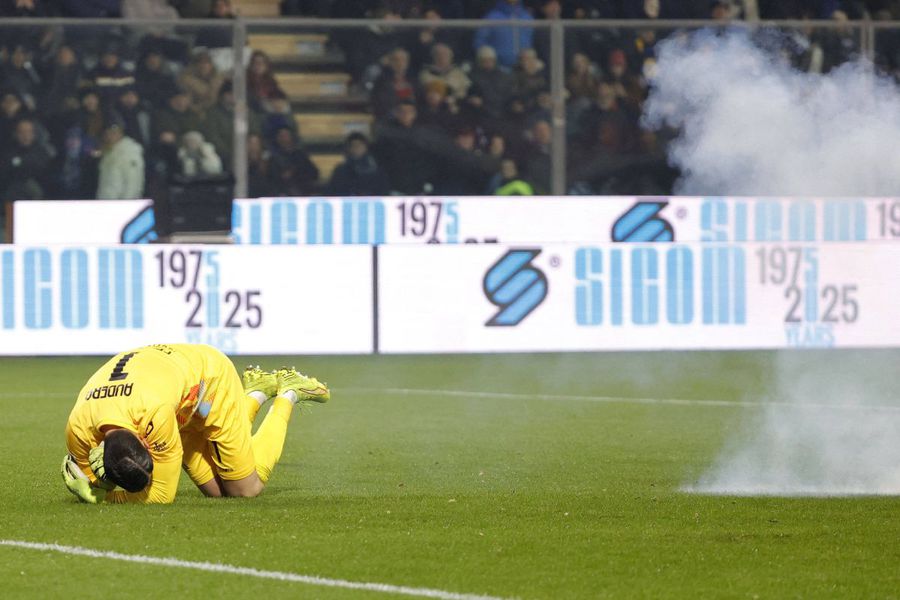 Portaru Emil Audero s-a prăbușit pe gazon, fiind asurzit și rănit de petarda aruncată de un fan al lui Inter / Foto: Imago Suporterul lui Inter care a aruncat petarda și-a pierdut 3 degete și va fi arestat!