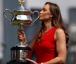 Elena Rybakina cu trofeul de la Australian Open Foto: Guliver/GettyImages