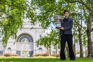 Carlos Alcaraz s-a îmbrăcat în negru la ședința foto ce a urmat câștigării trofeului de la Australian Open: „La minge de meci îmi tremura tot corpul”