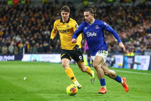 Jorgen Strand Larsen, în duel cu Jack Grealish // FOTO: Imago Images