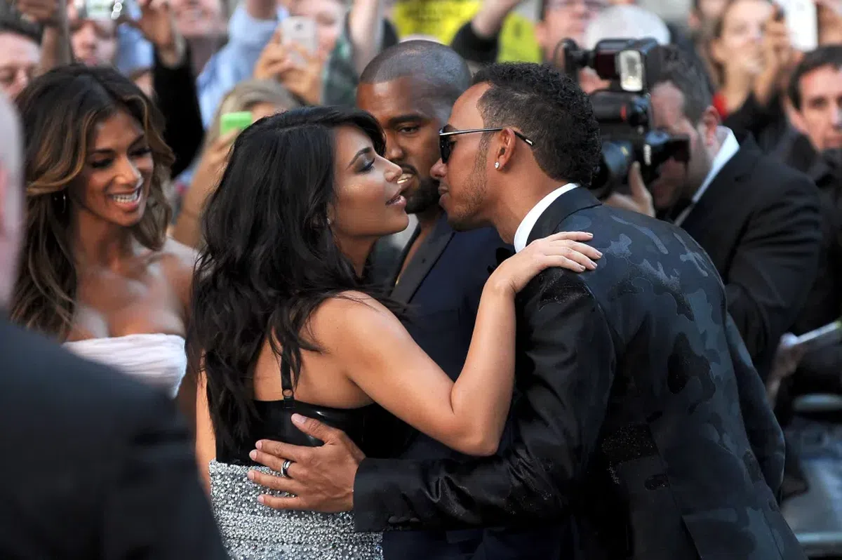 Cum au fost surprinși Kim Kardashian și Lewis Hamilton în loja de la  Super Bowl