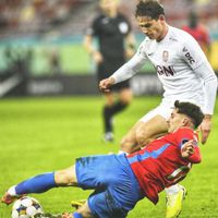 Opt echipe pentru trei locuri