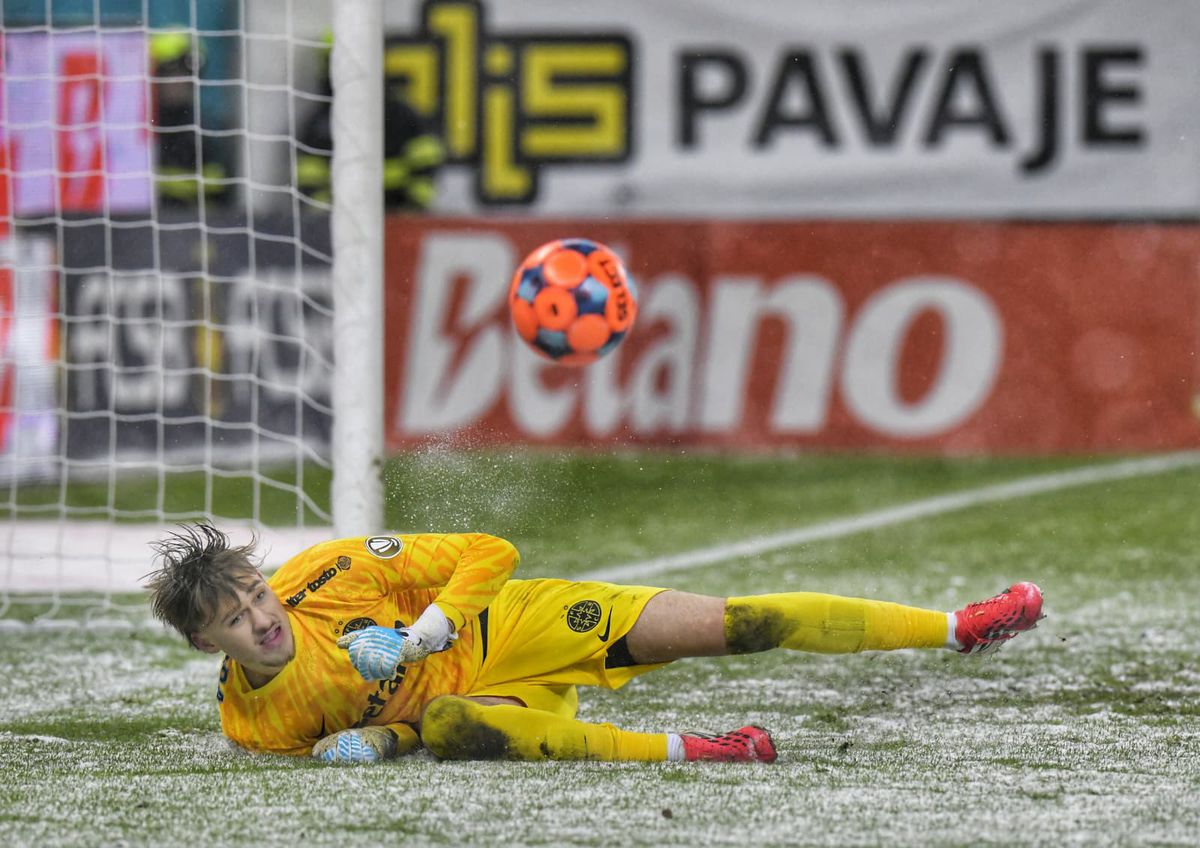 Salvatore Cisotti » FCSB a scos aceeași carte câștigătoare cu Csikszereda, într-un meci în care zăpada a învins fotbalul. Cum arată lupta la play-off