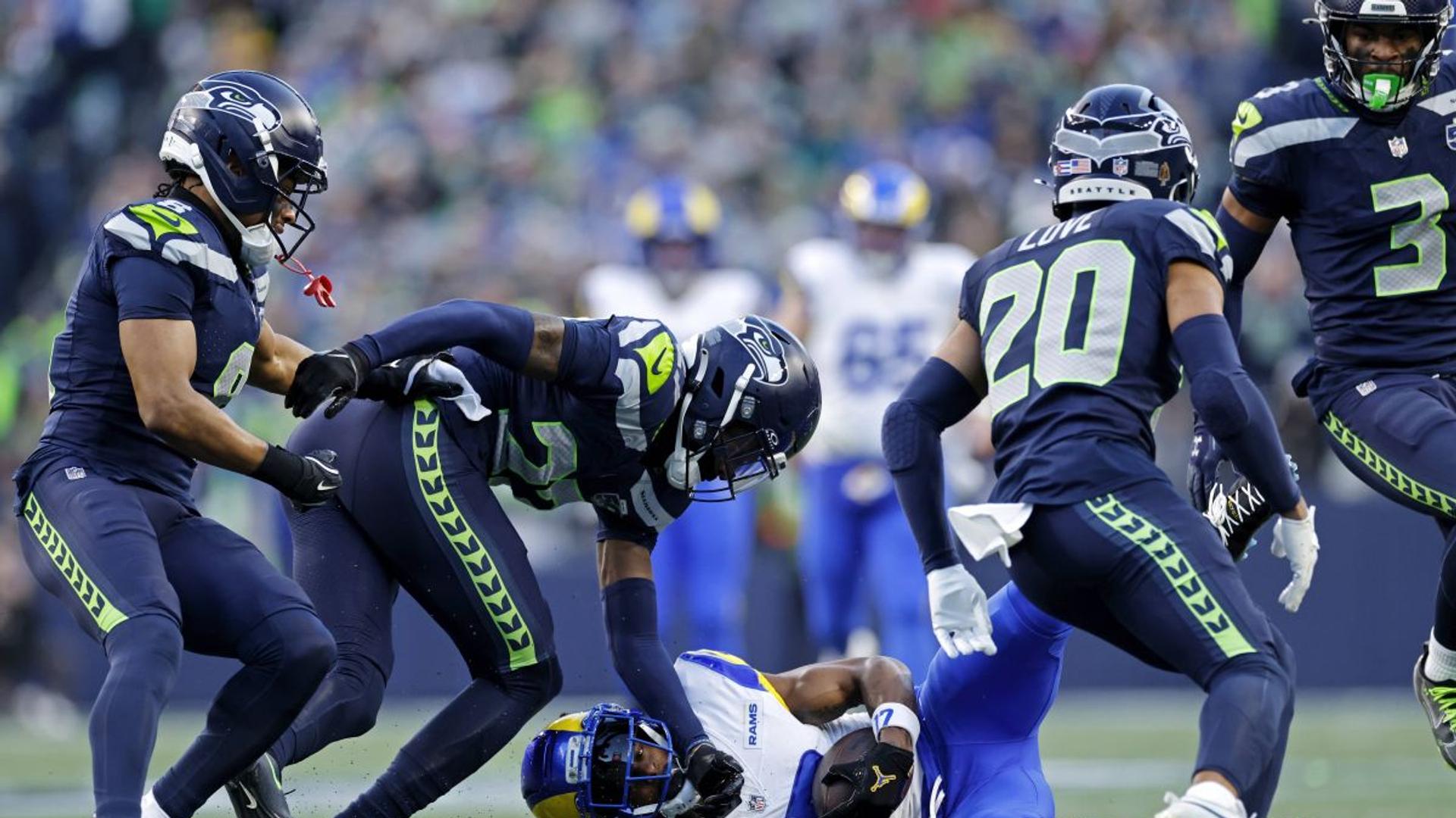 Jucători Seattle Seahawks în acțiune pe terenul Levi’s Stadium în timpul meciului Super Bowl cu Halftime Show în fundal. | sursa foto: Gazeta Sporturilor