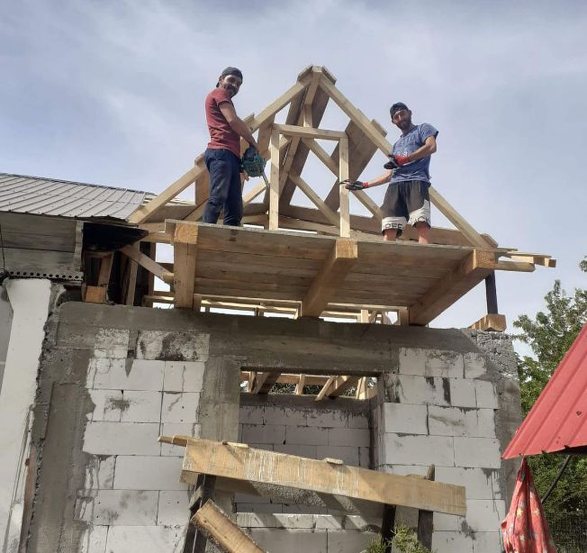 FOTO Povestea emoționantă a unui jucător din Liga 1: de 5 ani muncește la casa lui, după ce a trecut peste moartea tatălui » „Sunt mândru că o fac cu mâinile mele”