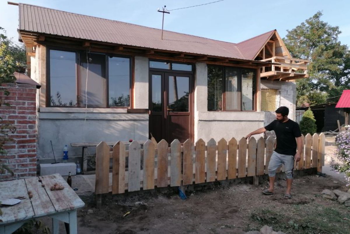 FOTO Povestea emoționantă a unui jucător din Liga 1: de 5 ani muncește la casa lui, după ce a trecut peste moartea tatălui » „Sunt mândru că o fac cu mâinile mele”