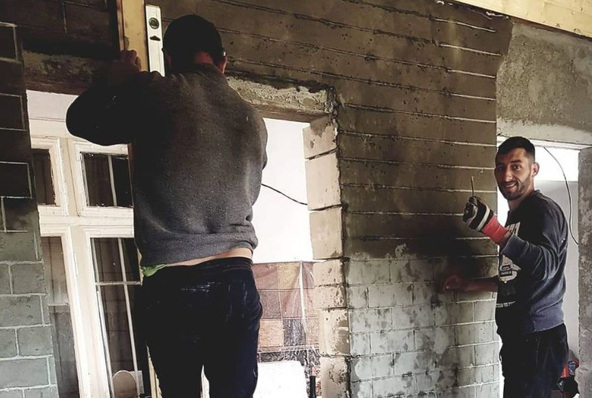 FOTO Povestea emoționantă a unui jucător din Liga 1: de 5 ani muncește la casa lui, după ce a trecut peste moartea tatălui » „Sunt mândru că o fac cu mâinile mele”