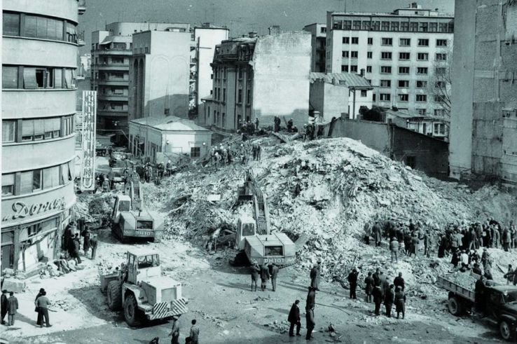 Blocul Scala, prăbușit la cutremur. În spate, clădirea de 4 etaje în care stătea Daniel Gherasim