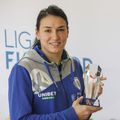 Cristina Neagu cu trofeul primit de la FRH FOTO Octav Ganea