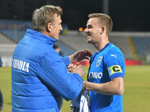 Emil Săndoi a împlinit astăzi 56 de ani, dar elevii săi nu au putut să îi ofere o calificare în semifinalele Cupei României. Chindia a fost învinsă de CS Universitatea Craiova, scor 0-1.