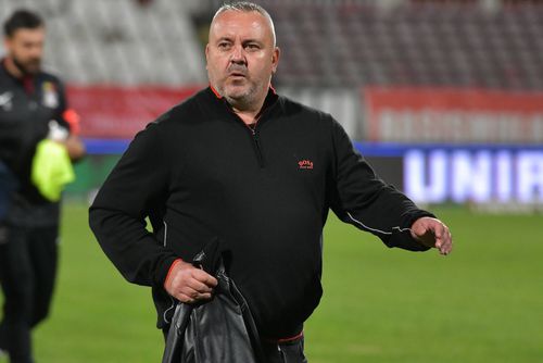 Adrian Mutu a semnat astăzi cu Rapid și l-a înlocuit pe Mihai Iosif. Dan Petrescu, antrenorul lui CFR Cluj, nu e de acord cu mutarea alb-vișiniilor.