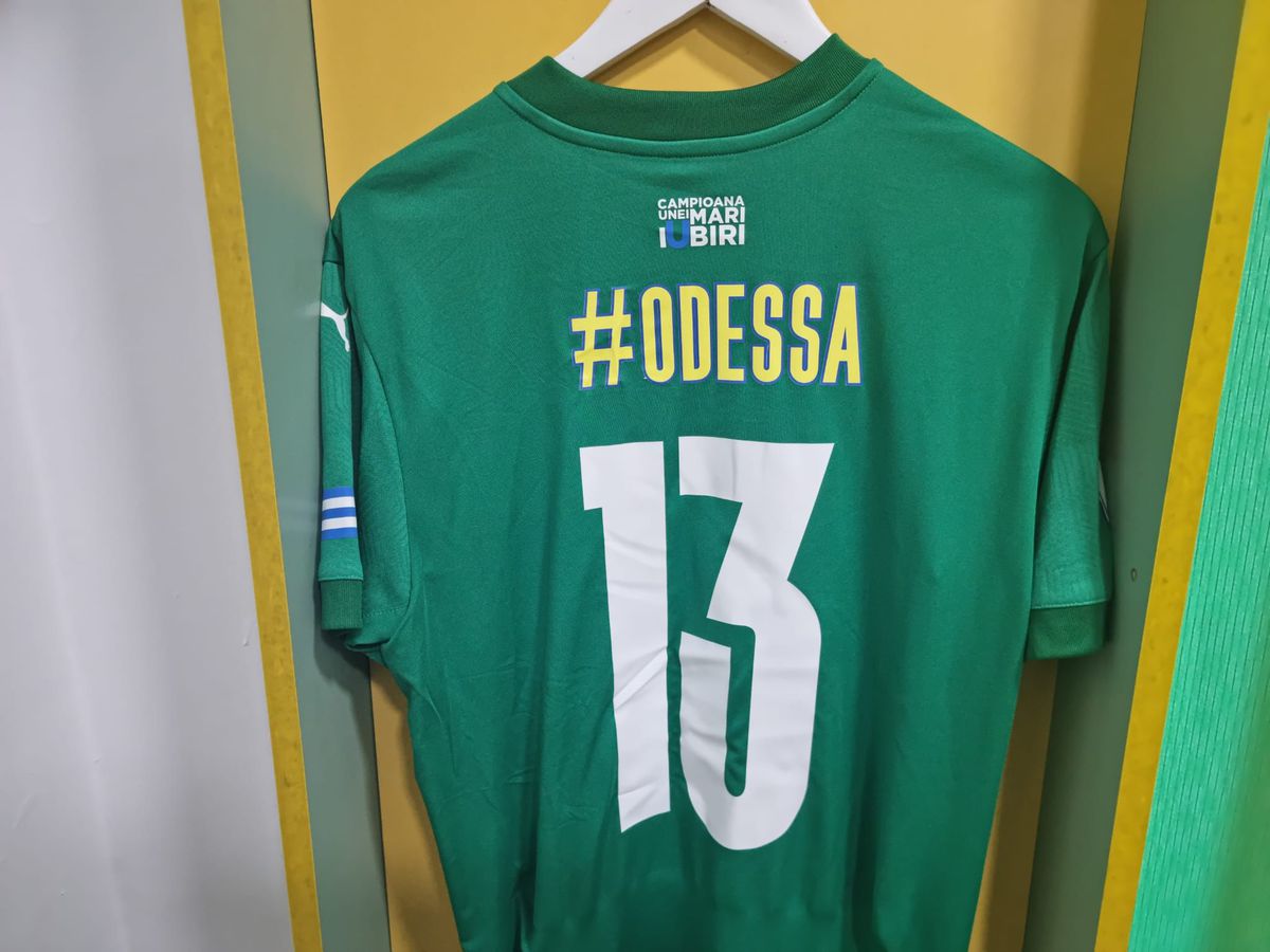 CS Universitatea Craiova se implică în ajutorarea victimelor din Ucraina » Tricouri speciale la Mioveni, care vor fi scoase la licitație