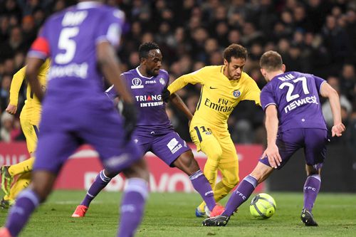 Firmin Ndombe Mubele, în duel cu Neymar, într-un Toulouse - PSG din 2018 / FOTO: Imago-Images