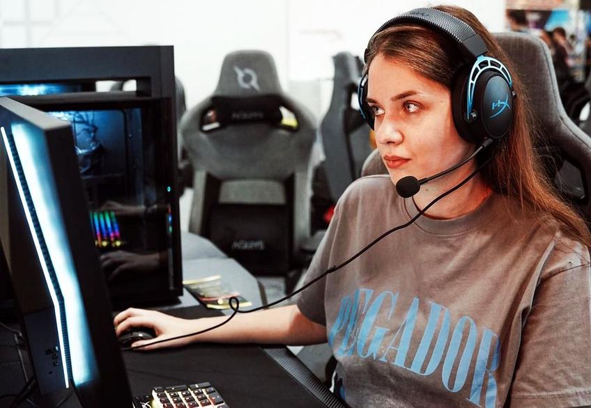 Ana Dumbravă s-a lăsat de fotbal și acum e numărul 1 în lume la CS:GO!