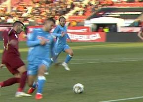 Penalty controversat dictat de arbitru în CFR Cluj - UTA » VAR a anulat un gol