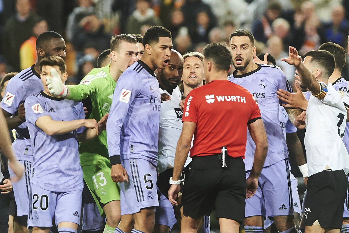 Scandal imens în La Liga: Real Madrid marcase golul victoriei, dar arbitrul a fluierat finalul meciului! „Galacticii” au sărit pe arbitru, Bellingham a văzut ROȘU!