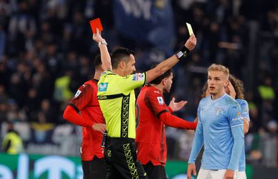 Suspendare drastică pentru arbitrul care a făcut praf meciul Lazio - Milan. Cât va sta pe tușă!