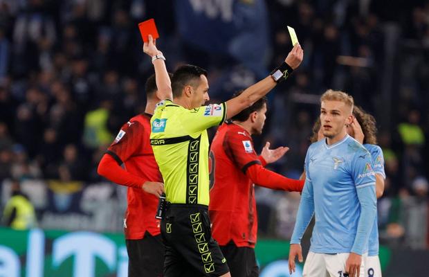 Suspendare drastică pentru arbitrul care a făcut praf meciul Lazio - Milan. Cât va sta pe tușă!