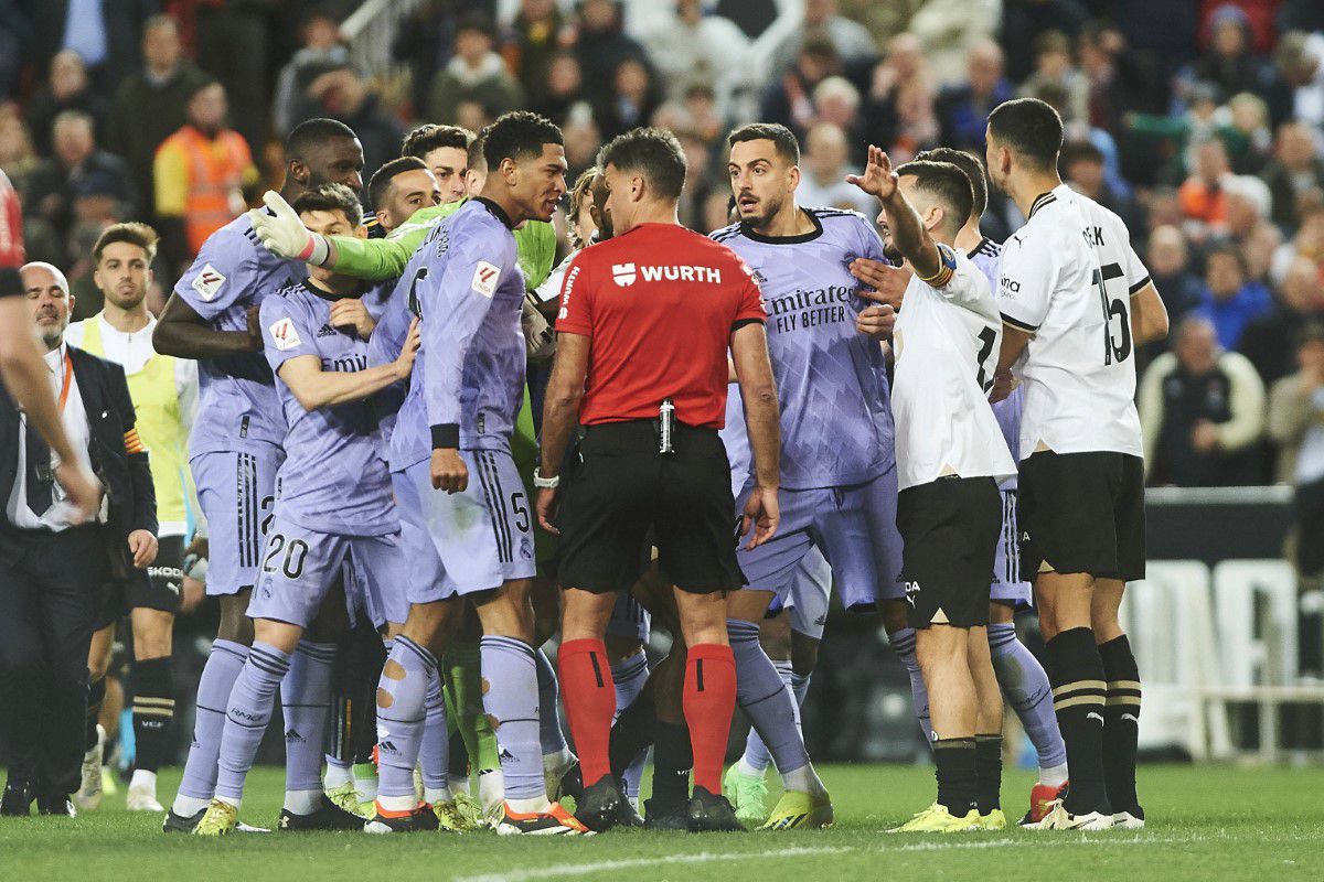 Scandal imens în La Liga: Real Madrid marcase golul victoriei, dar arbitrul a fluierat finalul meciului! „Galacticii” au sărit pe arbitru, Bellingham a văzut ROȘU!