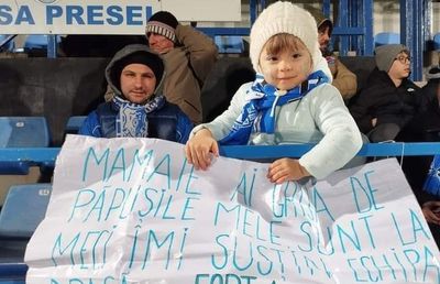 Momentul serii la Farul - CFR Cluj » Mesajul emoționant arătat de o fetiță pentru bunica ei