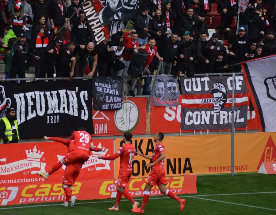 Universitatea Craiova Dominates UTA Arad: A Thrilling 4-2 Victory in Superliga Match - ii. Defensive Resilience and Midfield Control
