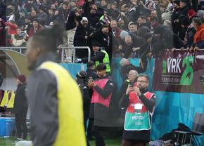 Cea mai nebună fază din Rapid - FCSB » Șumudică s-a dezlănțuit pe margine și s-a dus direct la suporteri! VAR-ul i-a stricat petrecerea