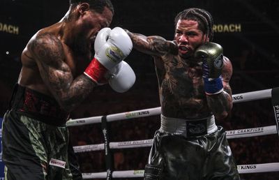 Și-a păstrat titlul WBA și apoi a oferit o explicație bizară pentru un moment crucial: „M-am dat cu apă. Ochii mă ardeau”