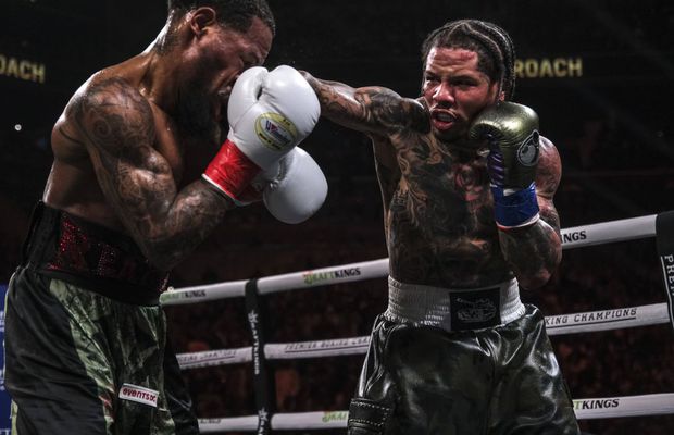 Și-a păstrat titlul WBA și apoi a oferit o explicație bizară pentru un moment crucial: „M-am dat cu apă. Ochii mă ardeau”