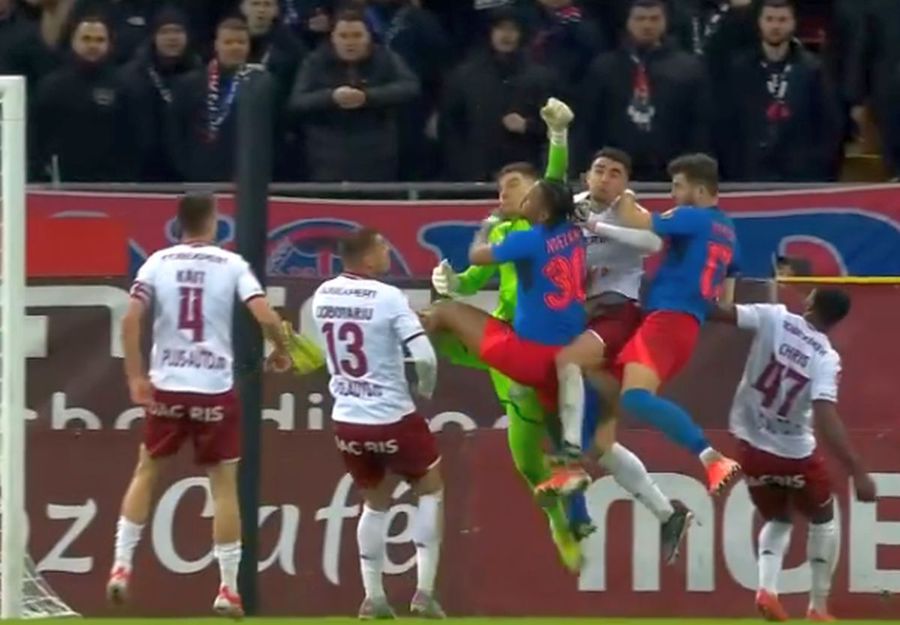 Aioani a ratat mingea și l-a lovit pe Ngezana Crăciunescu a analizat fazele din Rapid - FCSB: „Chiar de roșu, nu doar de galben!” + Rusescu protestează: „Cum de nu a intervenit VAR-ul la Aioani?”