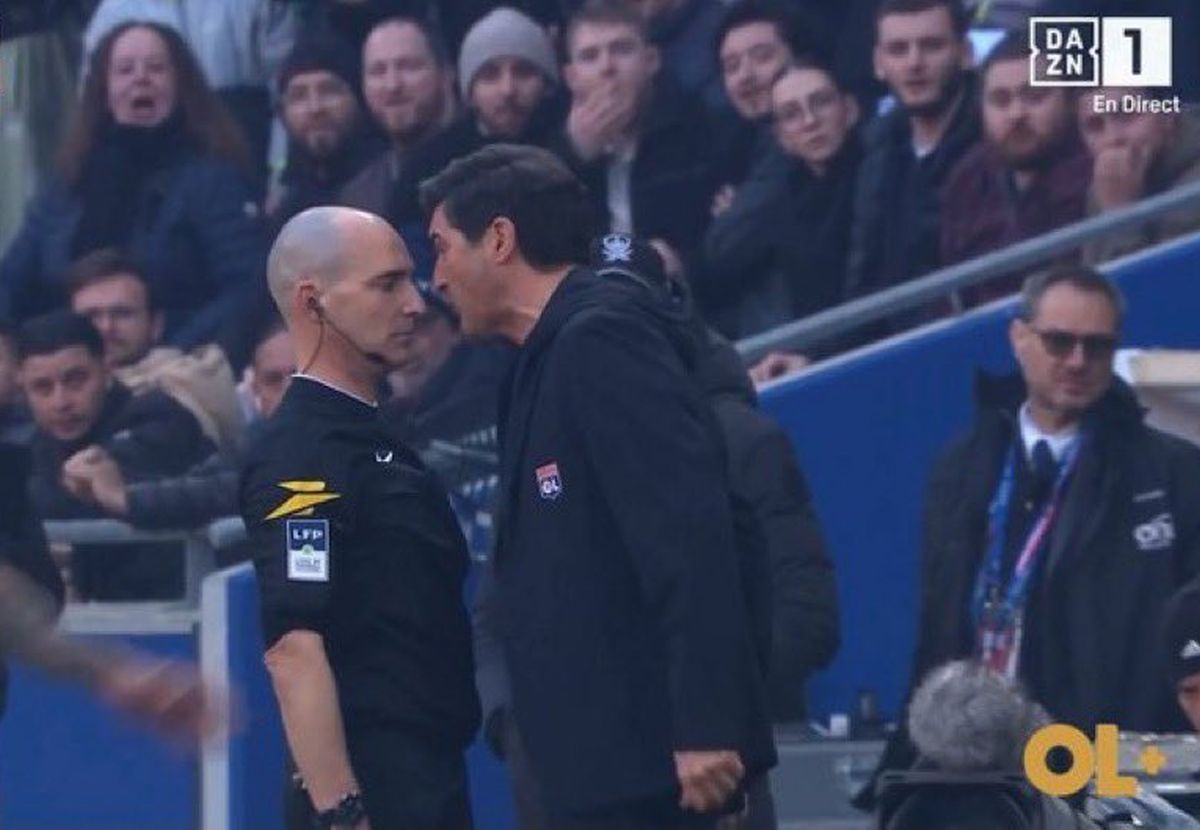 Scene reprobabile în meciul lui Lyon din Ligue 1 » Antrenorul Fonseca a sărit la arbitru: l-a lovit și a văzut „roșu”