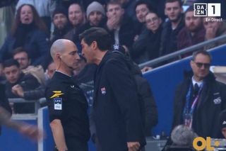 Scene reprobabile în meciul lui Lyon din Ligue 1 » Antrenorul Fonseca a sărit la arbitru: l-a lovit și a văzut „roșu”