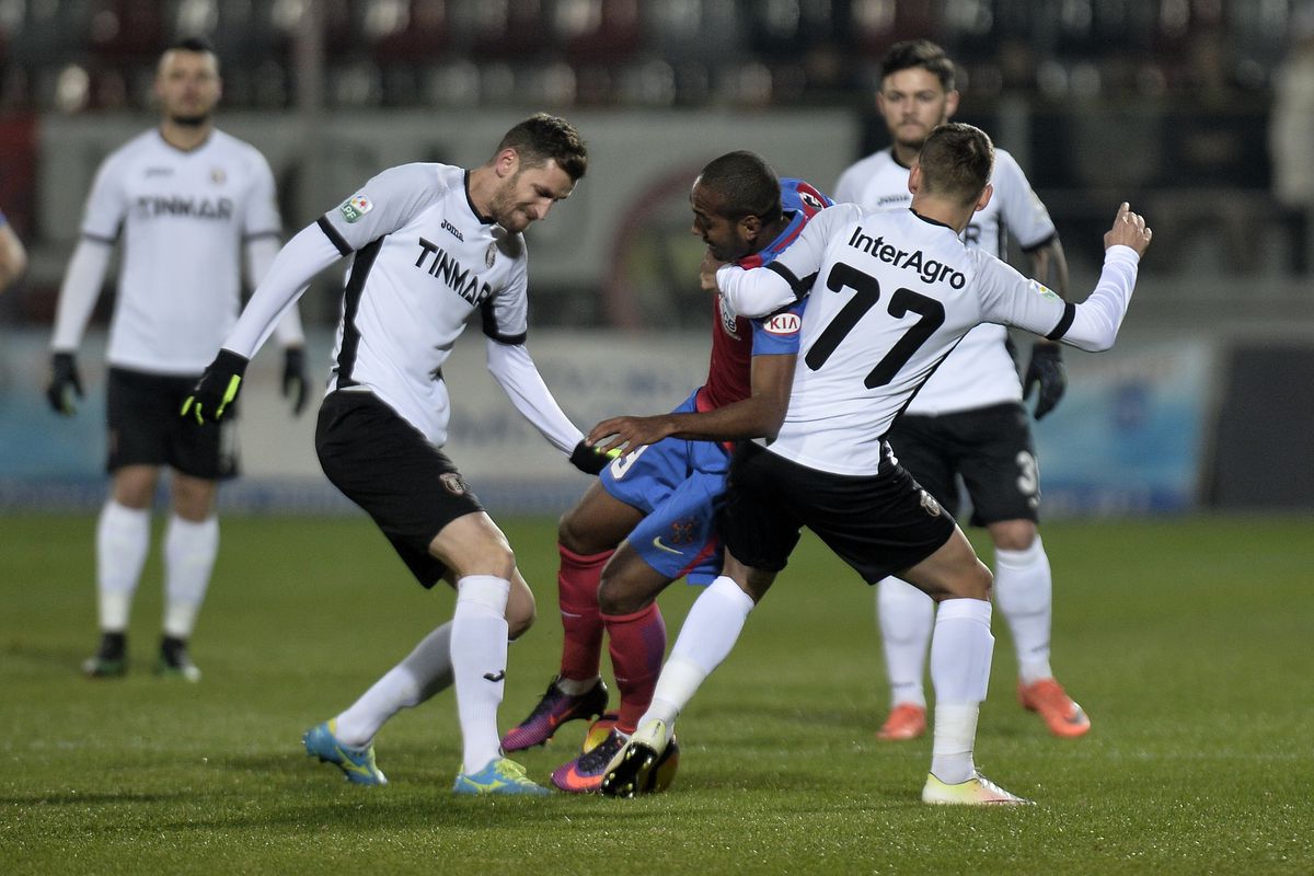 Ce s-a întâmplat la ultima victorie a lui Șumudică în fața rivalei FCSB » Vedetele care erau pe teren + cine a fost arbitru