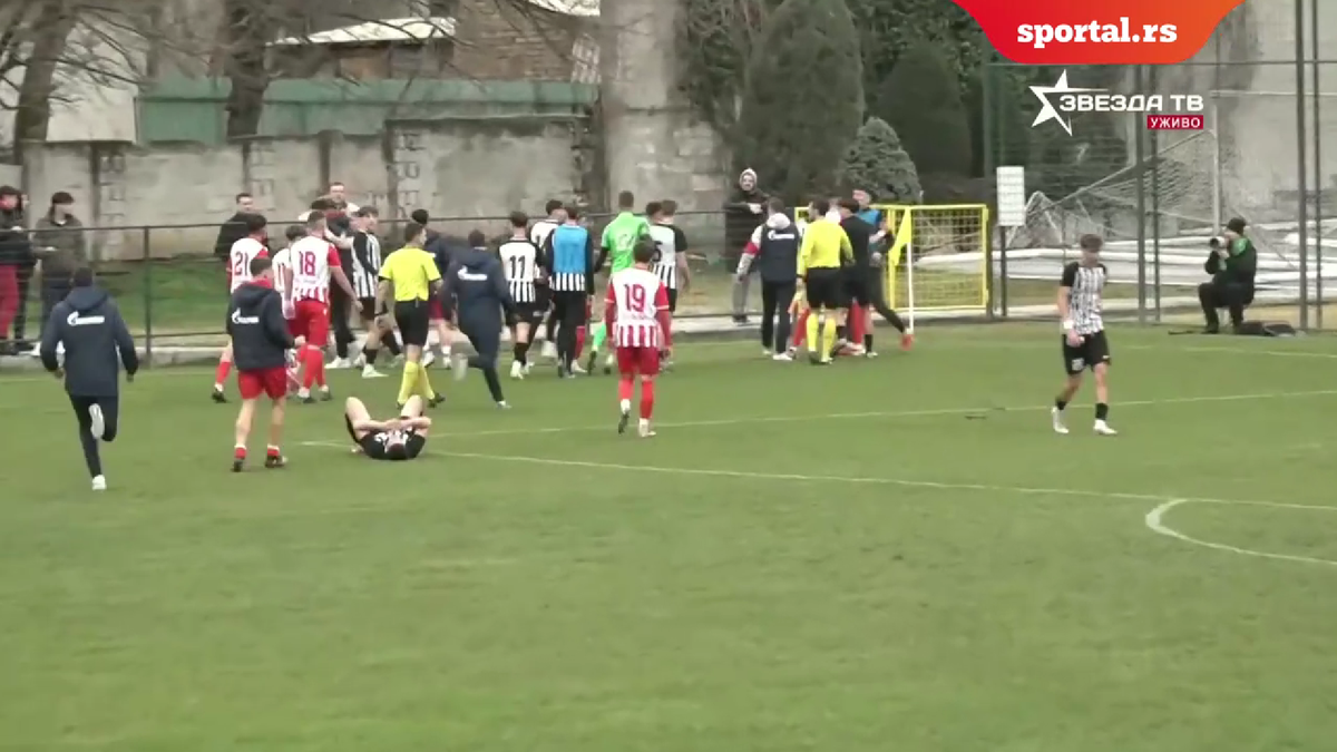 Bătaie generală la Steaua Roșie - Partizan! » I-a călcat tricoul în picioare, i-a dat cu mingea în cap, apoi a urmat haosul + Presa reacționează: „imagine catastrofală”