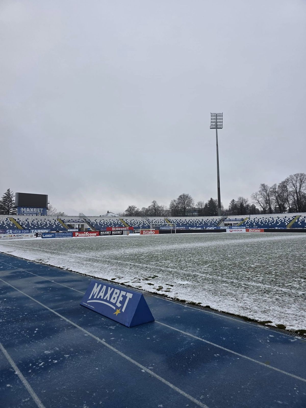 Gazonul din Superliga era acoperit de zăpadă cu 6 ore înainte de meci: cum arată acum