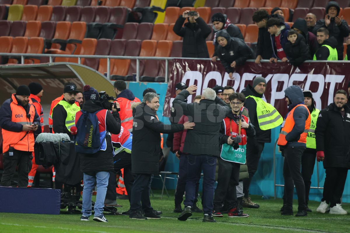 Marius Șumudică a explicat semnul făcut către galeria FCSB-ului: „Le-am arătat că sunt ZERO! Cetățeni! Șmecherii sunt la Peluza Sud”