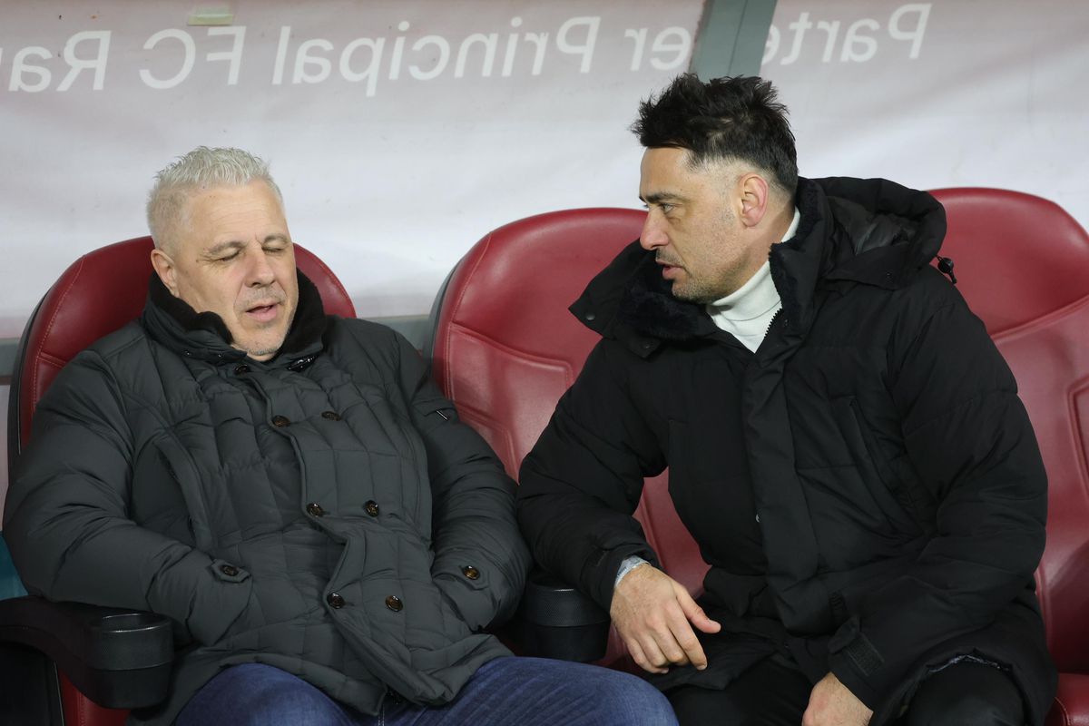 Ținuta aleasă de Șumudică pentru Rapid - FCSB » A schimbat geaca, dar a atras atenția prin alte două detalii