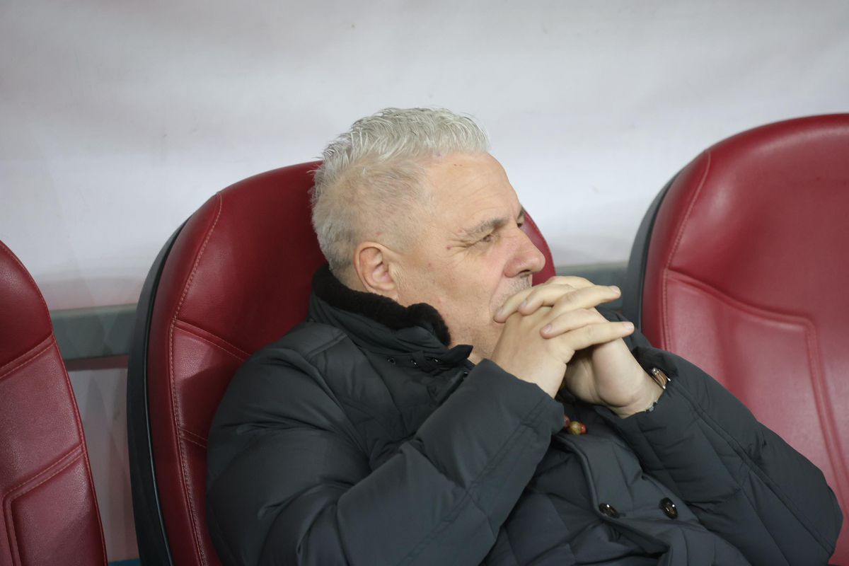 Ținuta aleasă de Șumudică pentru Rapid - FCSB » A schimbat geaca, dar a atras atenția prin alte două detalii