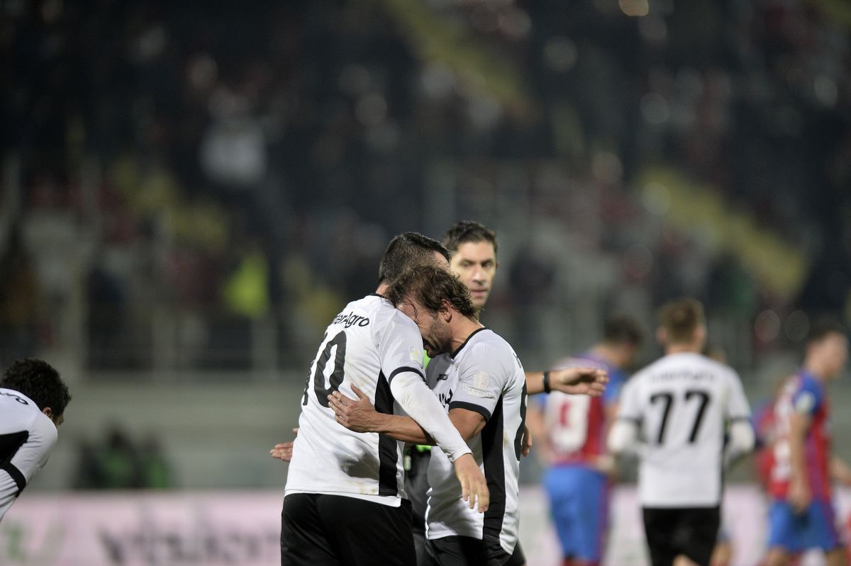 Ce s-a întâmplat la ultima victorie a lui Șumudică în fața rivalei FCSB » Vedetele care erau pe teren + cine a fost arbitru