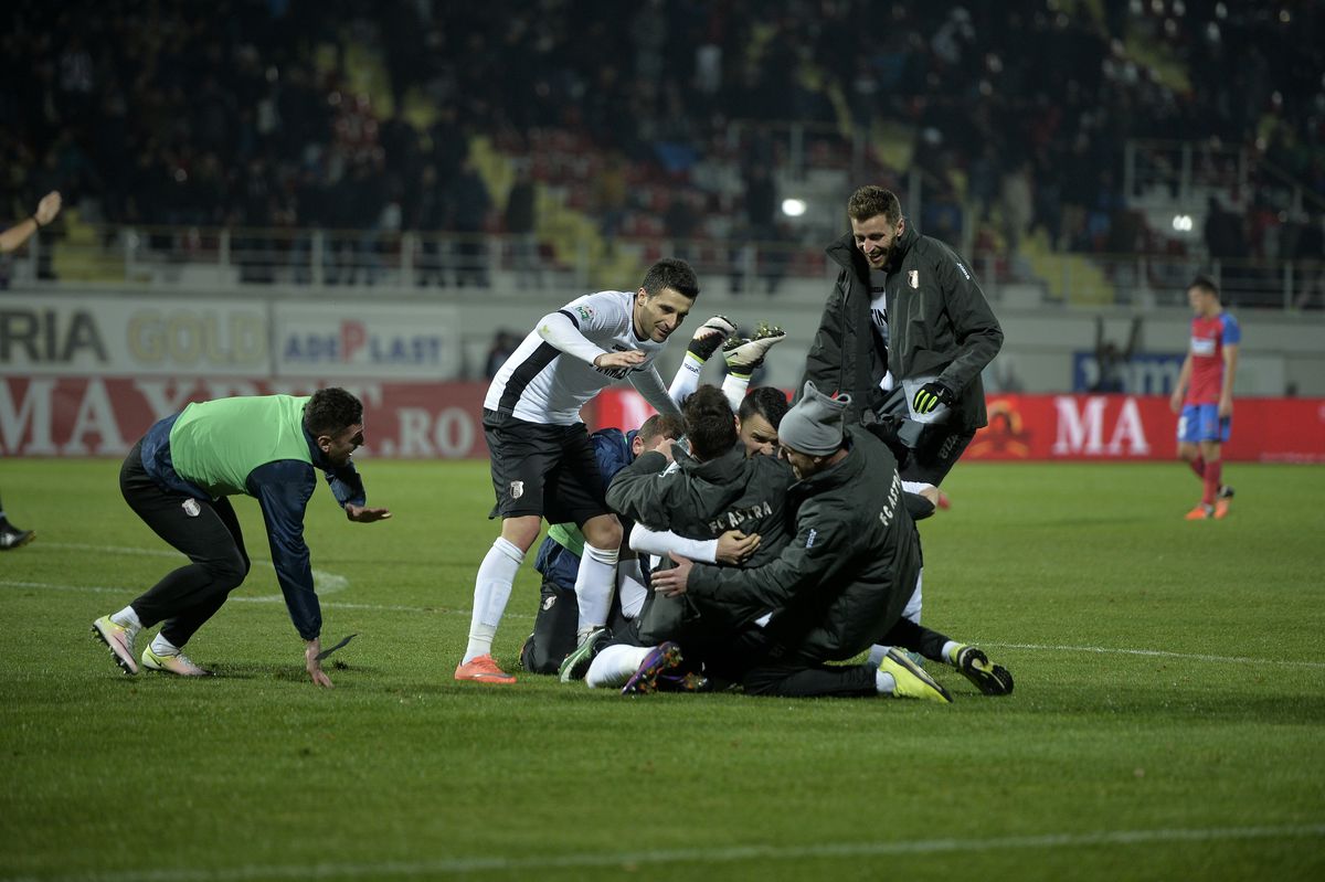 Ce s-a întâmplat la ultima victorie a lui Șumudică în fața rivalei FCSB » Vedetele care erau pe teren + cine a fost arbitru