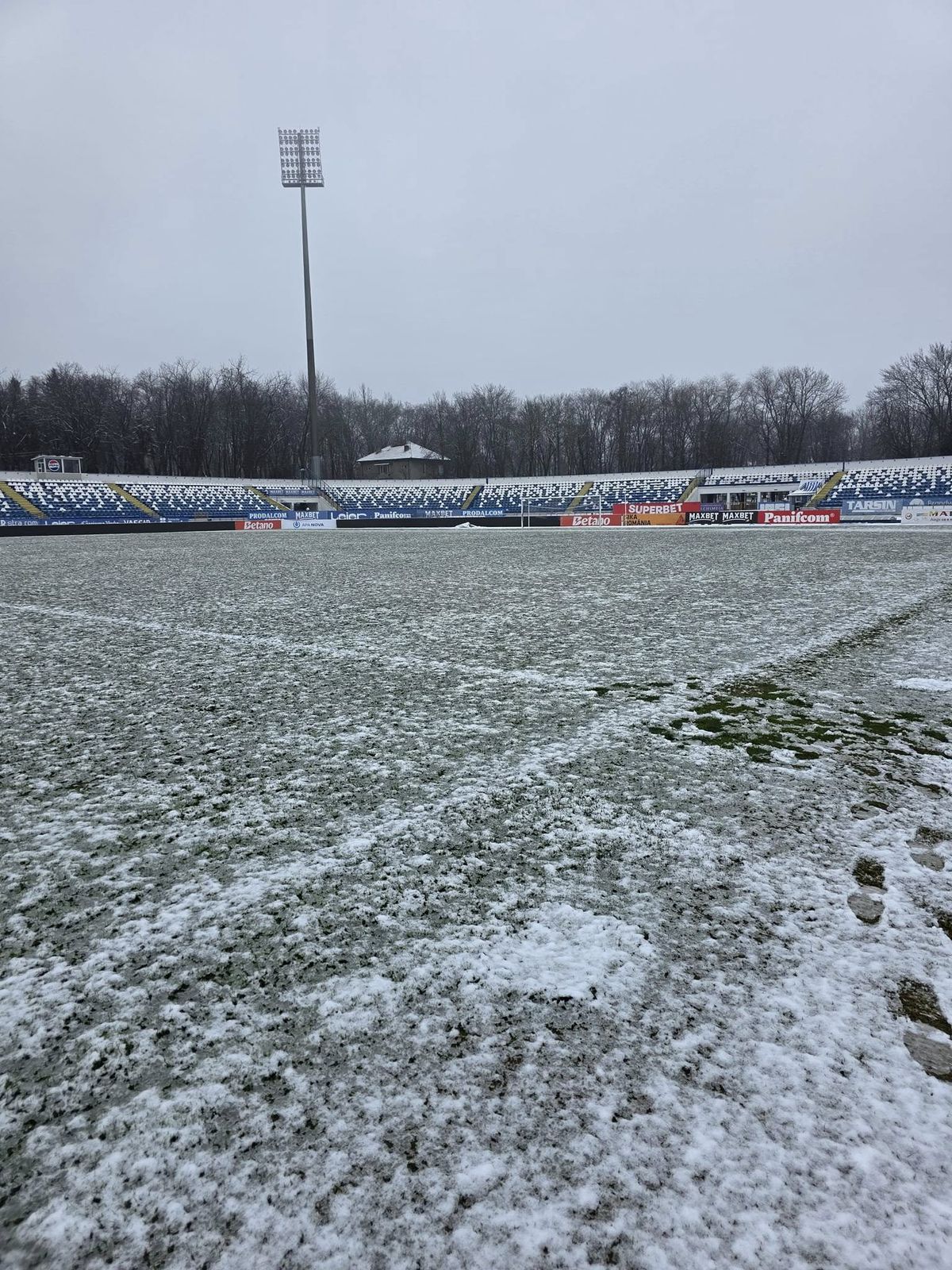 Gazonul din Superliga era acoperit de zăpadă cu 6 ore înainte de meci: cum arată acum