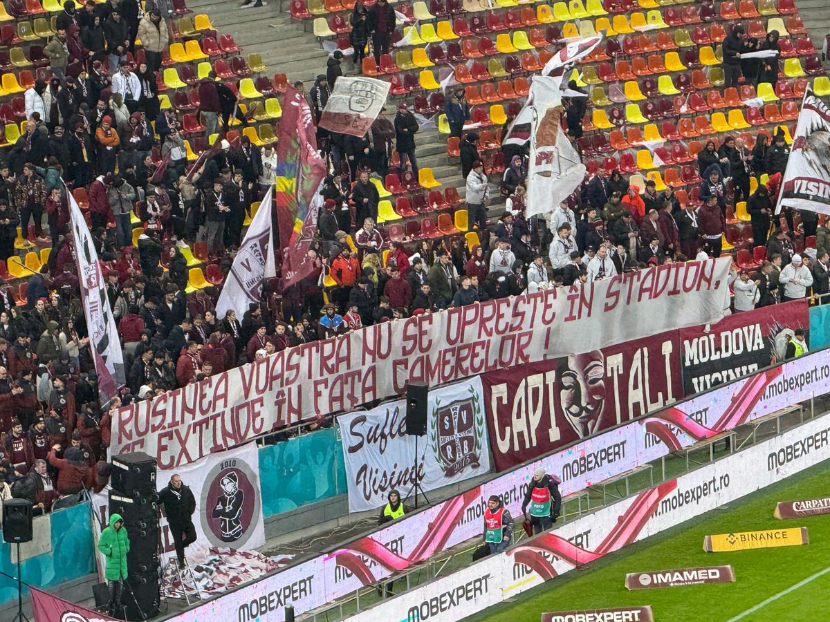 Rapid - FCSB, toate mesajele afișate » Ironii și jigniri pe Arena Națională, banner cu greșeală gramaticală în peluză
