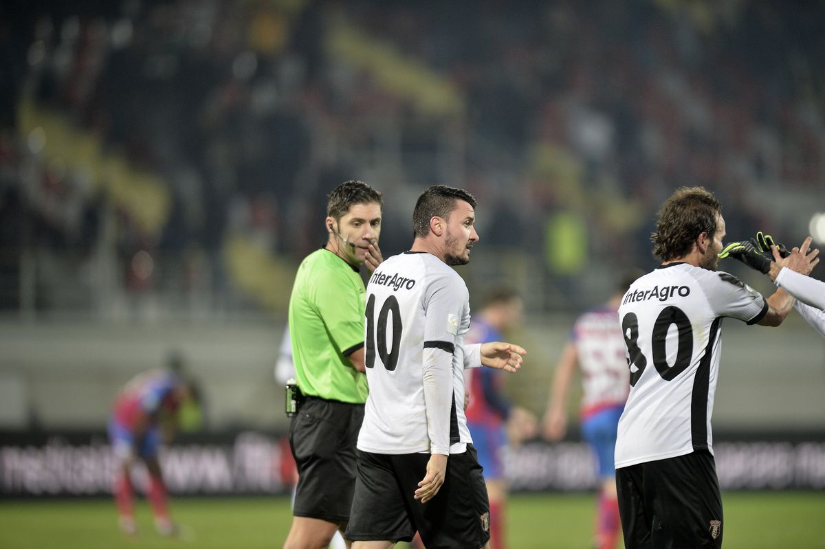 Ce s-a întâmplat la ultima victorie a lui Șumudică în fața rivalei FCSB » Vedetele care erau pe teren + cine a fost arbitru