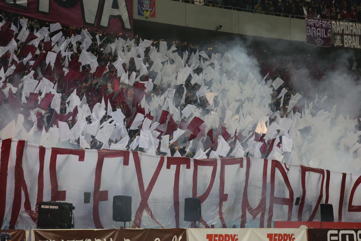 Rapid - FCSB, toate mesajele afișate » Ironii și jigniri pe Arena Națională, banner cu greșeală gramaticală în peluză