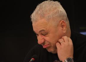 Imagini incredibile în conferința lui Șumudică, după Rapid - FCSB » Suporteri „sub acoperire” s-au așezat pe locurile din față: ce a urmat